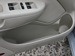 2013款1.4TSI 手动逸俊版 前门储物空间