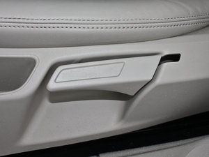 2013款1.4TSI 手动逸俊版 主驾驶座椅调节