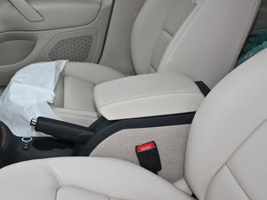 2013款1.4TSI 手动逸俊版 中央扶手箱