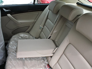 2013款1.4TSI 手动逸俊版 后排中央扶手