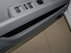 2013款1.4TSI GreenLine2 前门储物空间