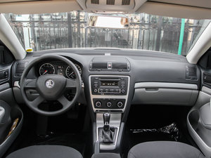 2014款1.6L 自动逸杰版 内饰全景