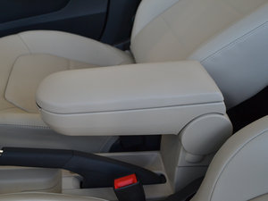 2016款1.6L 自动尊行版 中央扶手箱