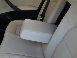 2016款1.6L 自动尊行版 后排中央扶手