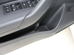 2016款改款 1.6L 手动创行版 前门储物空间