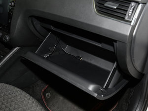 2018款TSI280 DSG豪华版 手套箱