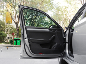 2018330TSI DSGm V {λ܇T