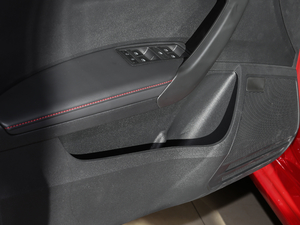 2018款1.6L 自动运动版 前门储物空间