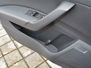 2018款230TSI 自动运动版 前门储物空间