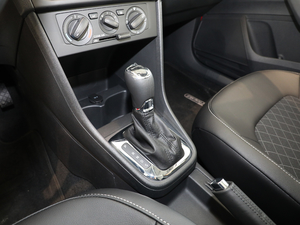 2018款1.6L 自动舒适版 换挡杆