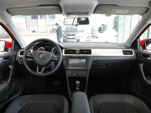 2018款1.6L 自动舒适版 内饰全景