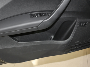 2018款1.6L 手动舒适版 前门储物空间
