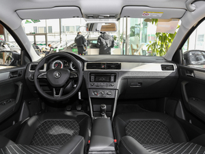 2018款1.6L 手动舒适版 内饰全景