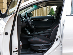 2018款1.6L 手动精英型 前排空间