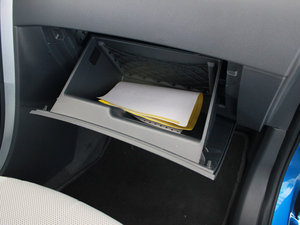 2010款1.5L AMT舒适版 手套箱