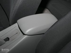 2010款1.6L 手动舒适版 中央扶手箱