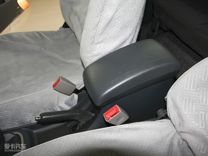 2010款1.6L 手动基本版 中央扶手箱