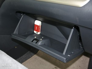 2010款1.6L 手动基本版 手套箱