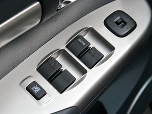 2012款1.6L 7座手动开拓版 主驾车窗控制区	