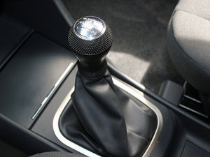 2012款1.6L 7座手动开拓版 换挡杆