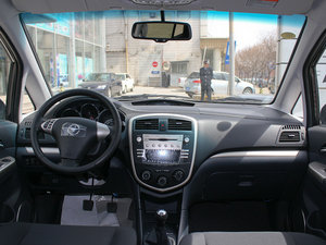 2012款1.6L 7座手动开拓版 内饰全景