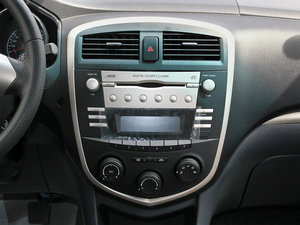 2012款1.6L 7座手动开拓版 中控台