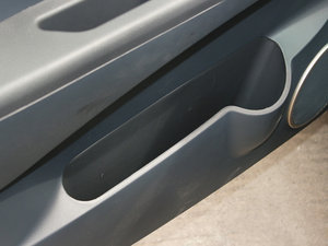 2012款1.6L 7座手动开拓版 前门储物空间