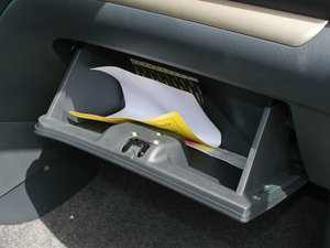 2012款1.6L 7座手动开拓版 手套箱