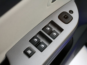 2011款1.6L CVT豪华版 主驾车窗控制区	