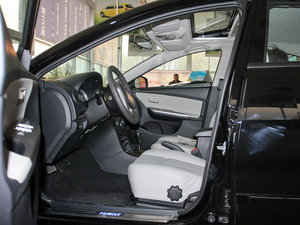 2011款1.6L CVT豪华版 前排空间