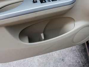 2012款1.6L 手动旗舰版 前门储物空间