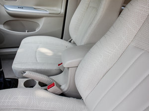2012款1.6L 手动旗舰版 中央扶手箱