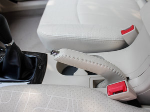 2012款1.6L 手动旗舰版 驻车制动器