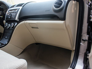 2012款1.6L 手动旗舰版 手套箱