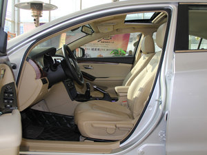 2014款2.0L 手动舒适型 前排空间