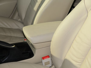 2014款2.0L 手动舒适型 中央扶手箱