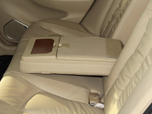 2014款2.0L 手动舒适型 后排中央扶手