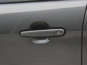 2013款1.6L 7座手动创想版 主驾门拉手