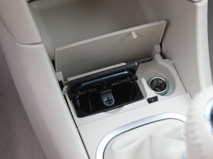 2013款1.6L 7座手动开拓版 中控区