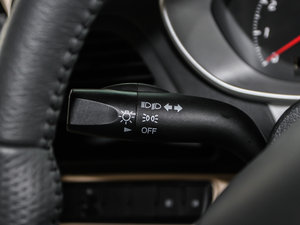 2013款1.5L 手动豪华版 中控区