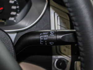 2013款1.5L 手动豪华版 中控区