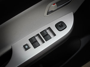 2013款1.6L 手动冠军版 主驾车窗控制区	