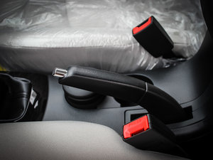 2013款1.6L 手动冠军版 驻车制动器