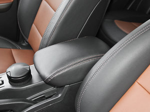 2014款1.6L 手动智尊版 中央扶手箱