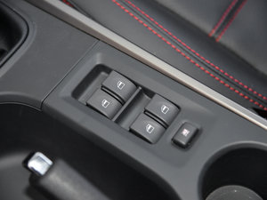 2015款1.6L 手动智乐型 主驾车窗控制区	