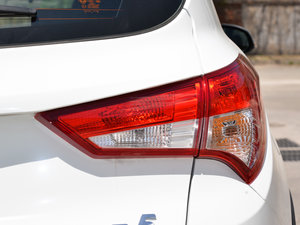 2015款1.6L 手动智乐型 尾灯