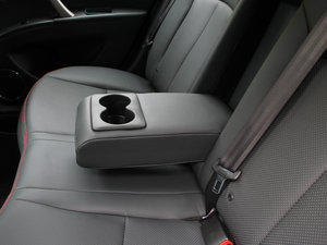 2015款1.5T CVT睿FUN型 后排中央扶手