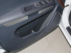 2016款1.5T 自动适·臻型 7座 前门储物空间