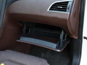 2016款2.0L 手动适·宜型 5座 手套箱