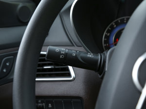 2016款2.0L 手动适·宜型 5座 中控区